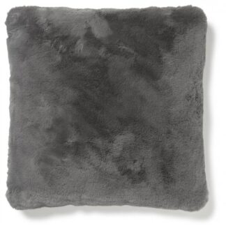 Fluffig grå kudde i 45x45 cm storlek på soffa med mjuk textur
