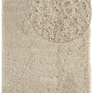 Fluffig beige ryamatta med lång lugg i mysigt vardagsrum