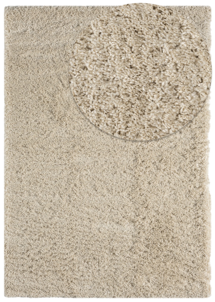 Fluffig beige ryamatta med lång lugg i mysigt vardagsrum