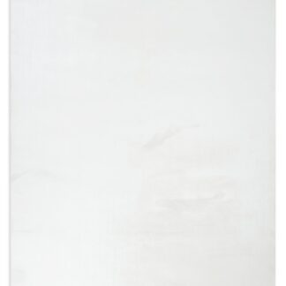 Mjuk offwhite pälsmatta med skimrande yta och fluffig textur i elegant vardagsrumsmiljö