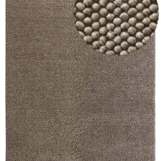 Nära bild av Haga Taupe ullmatta med bubblig textur och varm taupe-färg