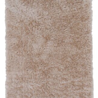 Beige långluggad ryamatta i mjuk polyester på golv i hemtrevligt rum