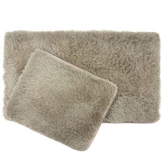 Två beige badrumsmattor med tjock, mjuk yta och halkfri undersida i badrumsmiljö