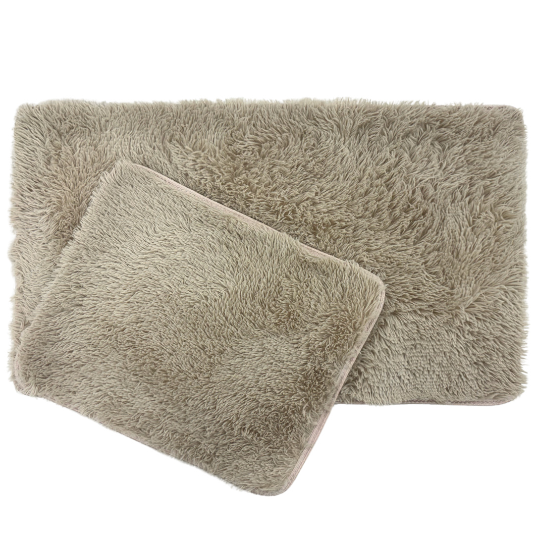 Två beige badrumsmattor med tjock, mjuk yta och halkfri undersida i badrumsmiljö