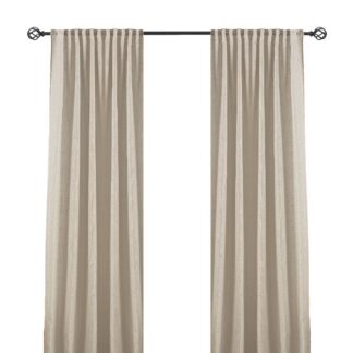 Två stycken linnegardiner i ljus naturfärg hängande med multifunktionsupphängning i ett ljust vardagsrum