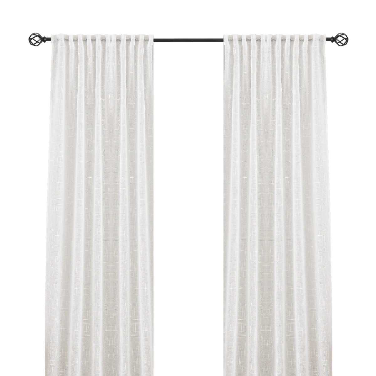 Två vita gardiner med linnekänsla hängande i vardagsrum som släpper in naturligt ljus