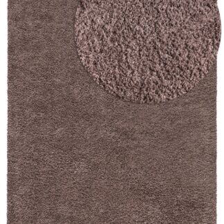 Mjuka och fluffiga greige ryamatta i 30 mm tjocklek placerad i hemrum