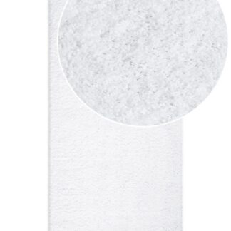 Vitt mjukt och tjockt ryamatta i polypropylen placerad i ett modernt vardagsrum