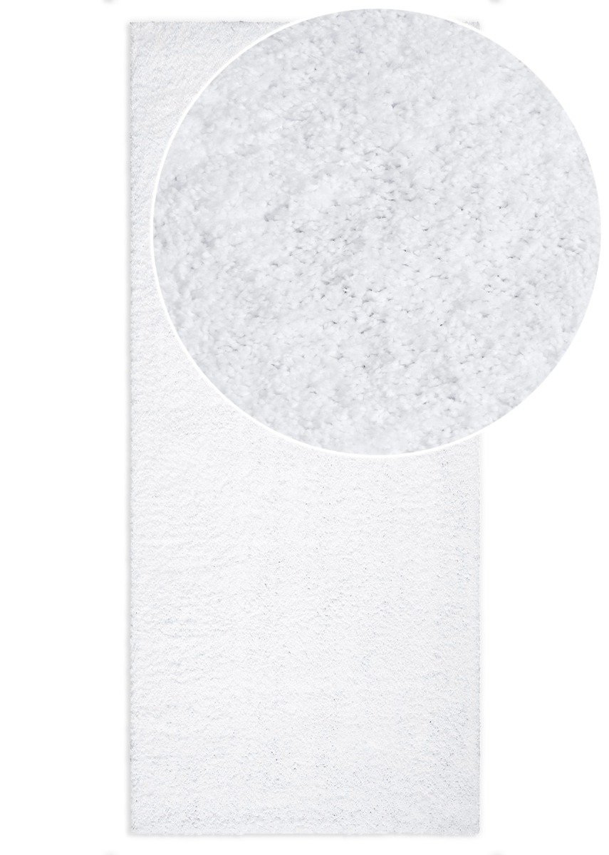 Vitt mjukt och tjockt ryamatta i polypropylen placerad i ett modernt vardagsrum