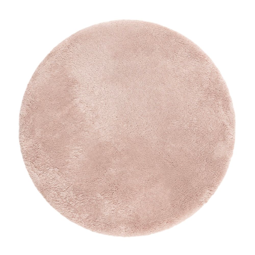 Rund ryamatta i mjuk gammelrosa med hög lugg i ett modernt vardagsrum