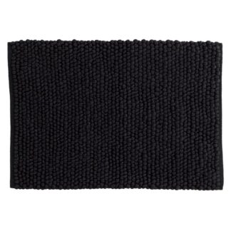Svart mjuk polyester badrumsmatta med cirka 15 mm tjocklek placerad på badrumsgolv