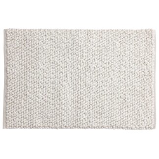 Vit mjuk badrumsmatta i polyester med tjock struktur placerad på badrumsgolvet