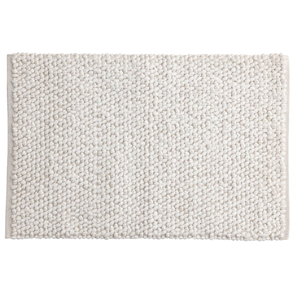Vit mjuk badrumsmatta i polyester med tjock struktur placerad på badrumsgolvet