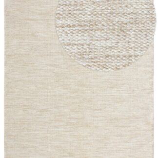 Beige ullmatta Lunda med kortskuren yta och mjuk textur i ett vardagsrum