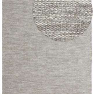 Ljusgrå ullmatta med bomullsblandning i mjuk textur liggande på golv