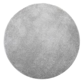 Rund silvergrå ryamatta i mjuk polypropylen liggande på trägolv i vardagsrum