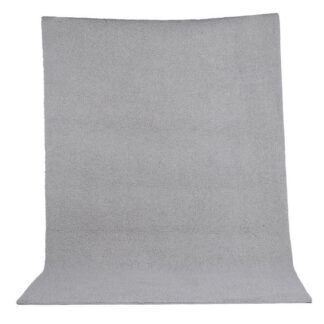 Grå ryamatta Miren med mjuk textur och subtil lyster i ett modernt vardagsrum