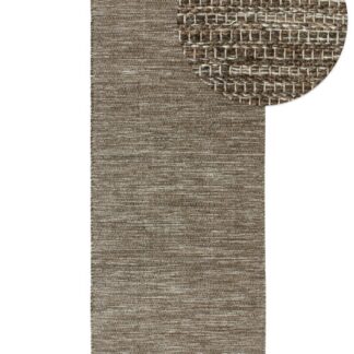 Linnefärgad kortskuren ullmatta Molly placerad på golv i modernt hem