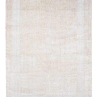 Vit rektangulär viskosmatta med tät lugg och subtil mönsterkant, elegant glans