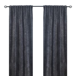 Två grå sammetsgardiner som hänger för ett fönster och effektivt mörklägger rummet