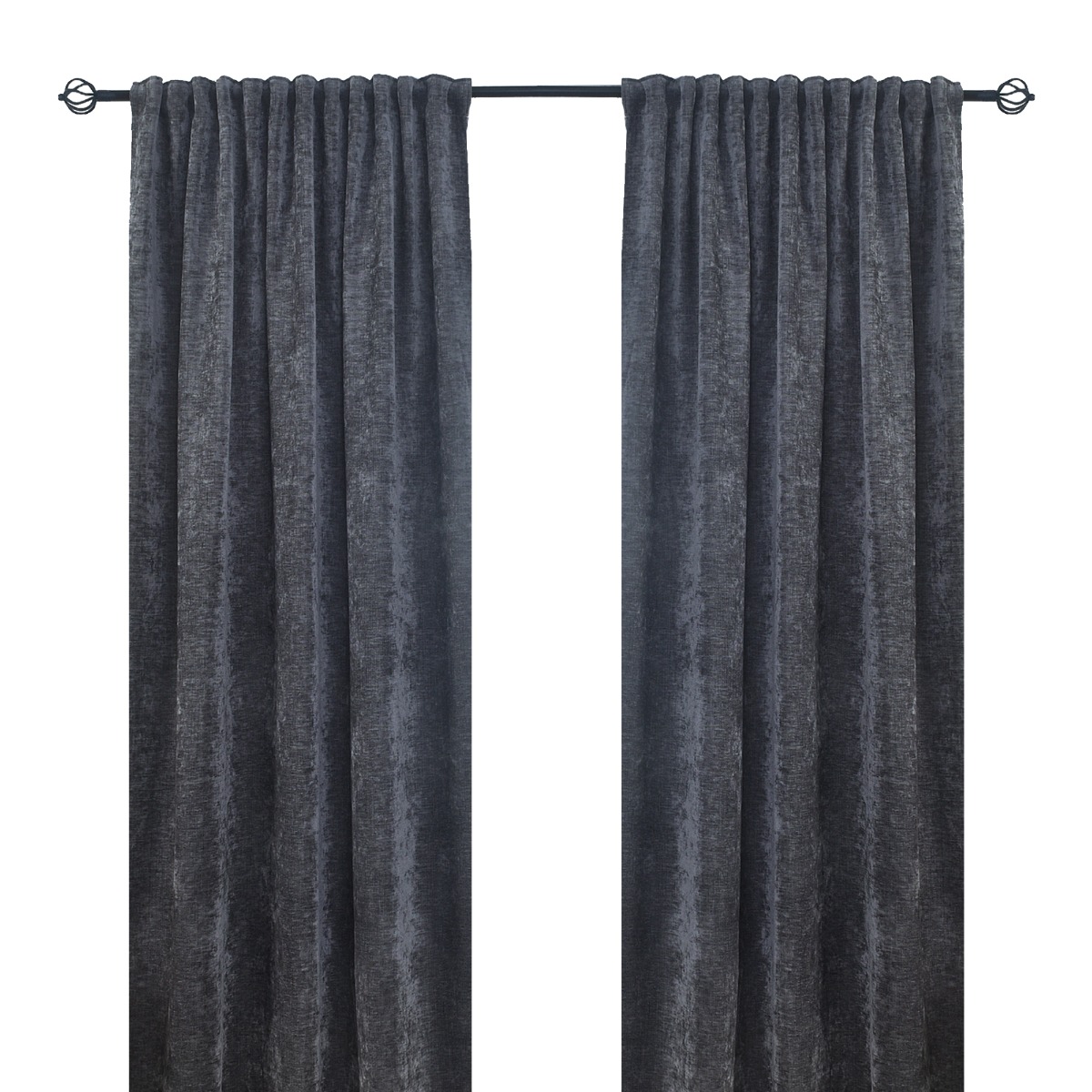 Två grå sammetsgardiner som hänger för ett fönster och effektivt mörklägger rummet