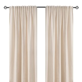 Offwhite sammetsgardiner 2-pack med rumsförmörkande effekt hängande vid fönster