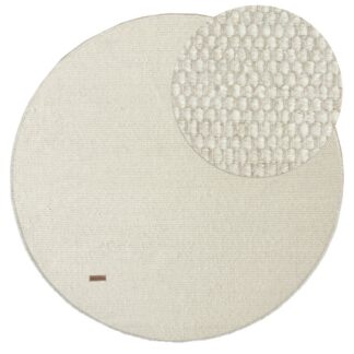 Rund offwhite ullmatta Norrsken med kortskuren yta i stilrent vardagsrum