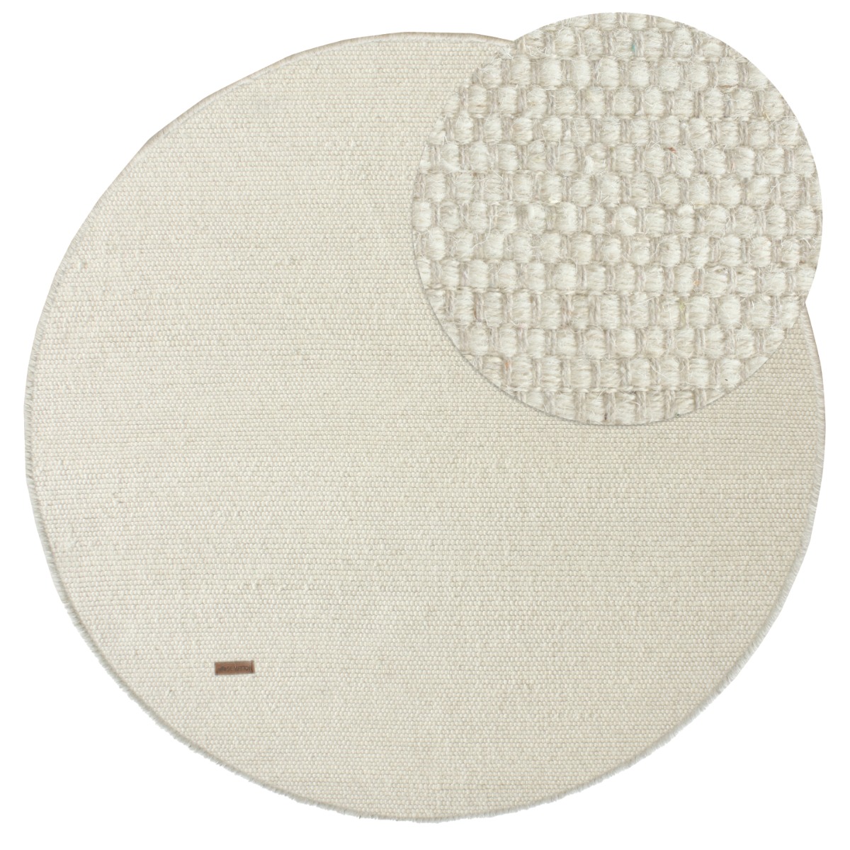 Rund offwhite ullmatta Norrsken med kortskuren yta i stilrent vardagsrum