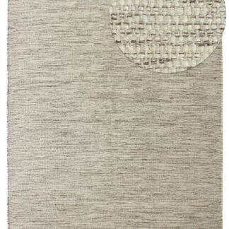 Taupefärgad ullmatta i cirka 10 mm tjocklek med mjuk textur och naturligt ull- och bomullsmaterial