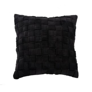 Svart mjukt kuddfodral i polyester 50x50 cm placerad på en soffa