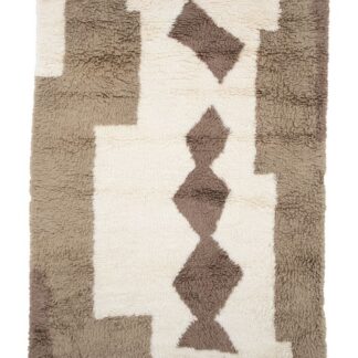 Vit ullmatta med cirka 35 mm tjocklek och mjuk fiberyta, perfekt för vardagsrum och sovrum