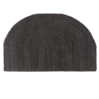 Grå halvmåneformad dörrmatta i mjuk 100% ull vid ingångsdörr