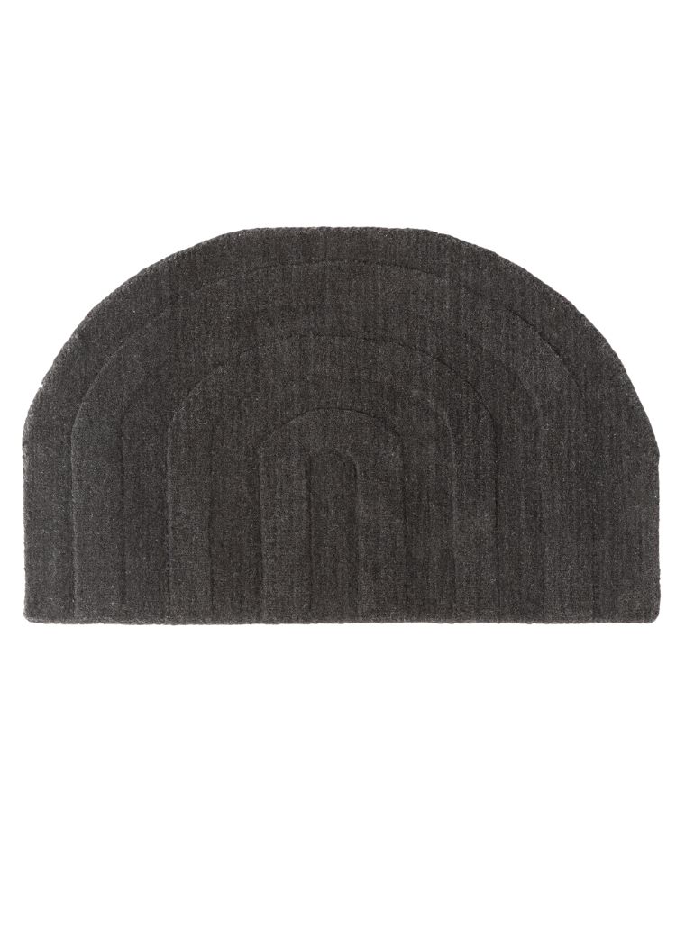 Grå halvmåneformad dörrmatta i mjuk 100% ull vid ingångsdörr