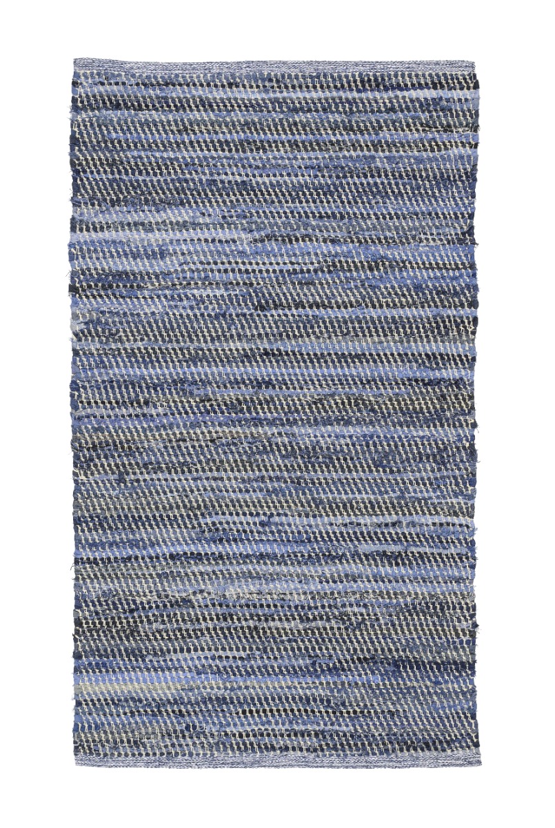 Blå trasmatta i mjuk bomull med cirka 10 mm tjocklek på trägolv