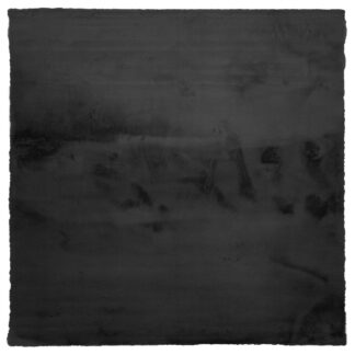 Svart mjuk konstpälsmatta med fluffig yta på golv i modernt rum