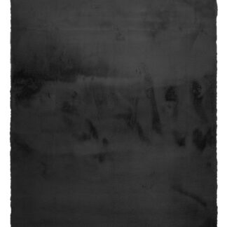 Svart fluffig konstpälsmatta cirka 30 mm tjock som ligger på golvet i ett hemtrevligt rum