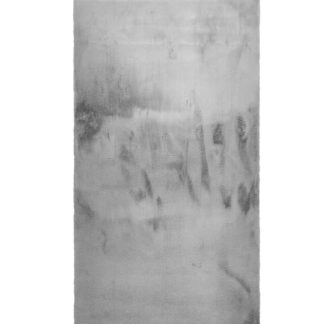 Silverfärgad mjuk konstpälsmatta med fluffig textur i modern inredning