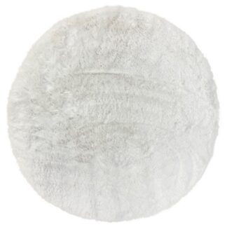 Rund vit pälsmatta i ekologisk polyester med fluffig 30 mm tjocklek placerad på golv