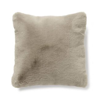 Fluffig taupekudde i 48x48 cm storlek med pälsliknande textur på soffa