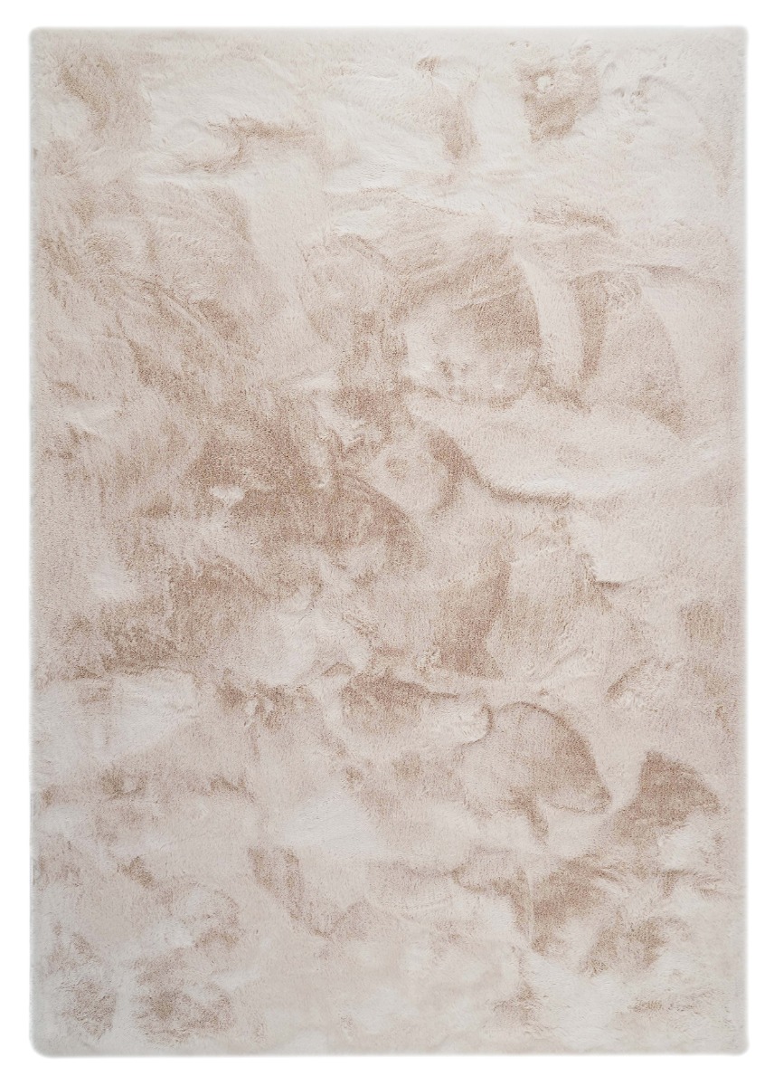 Ljusbeige pälsmatta i tjock, mjuk polyester placerad i ett modernt vardagsrum