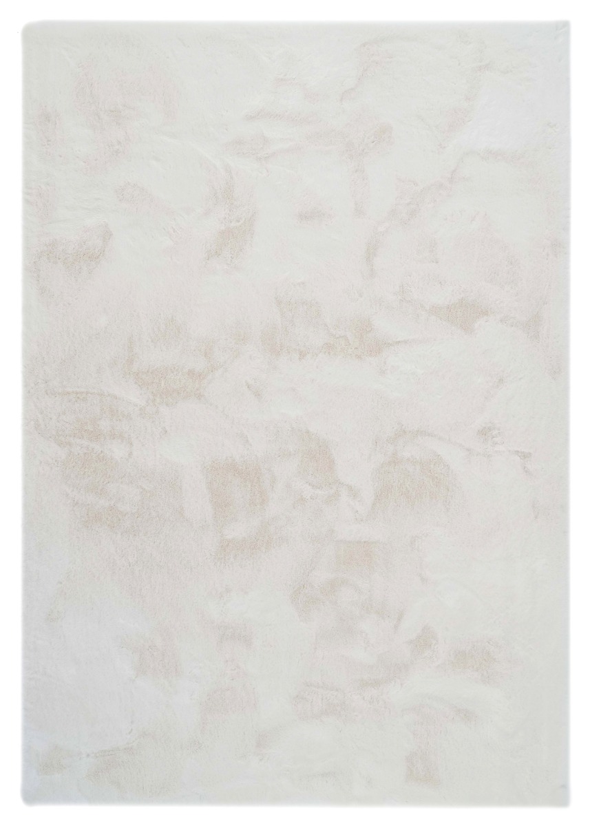 Fluffig offwhite pälsliknande ryamatta med tjock mjuk textur på golv