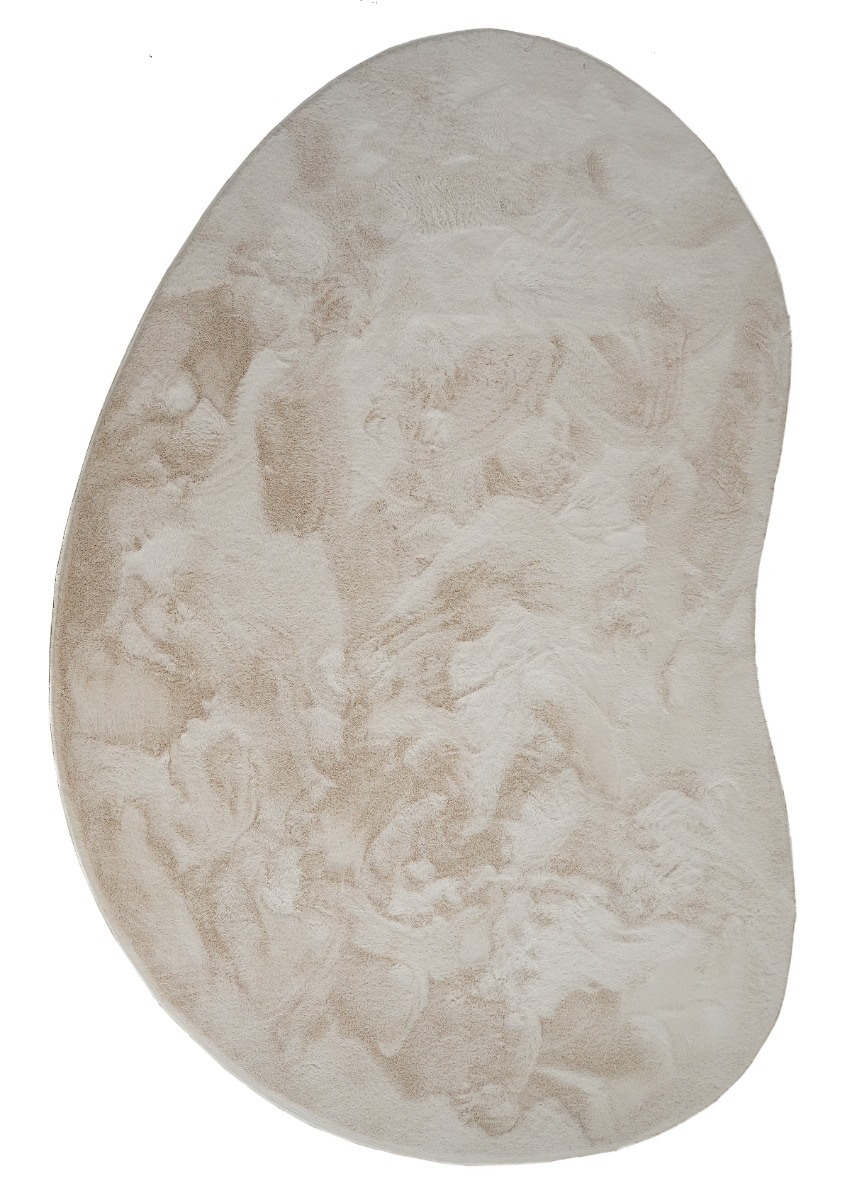 Ljusbeige mjuk tvättbar pälsmatta formad som en kanin placerad på golv i vardagsrum