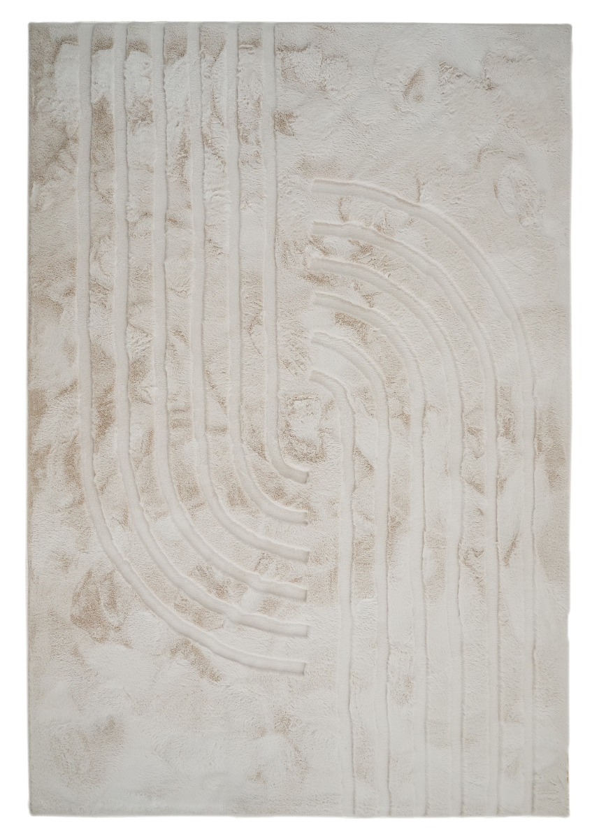 Ljusbeige mjuk pälsmatta Rabbit Soho med lång fluffig lugg i vardagsrumsmiljö