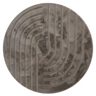 Rund taupe pälsmatta med lång fluffig lugg i modernt vardagsrum