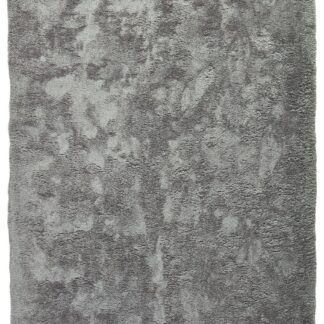 Ljusgrå ryamatta med tjock lugg i mjukt material på trägolv i modernt vardagsrum