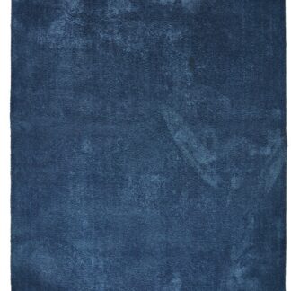 Blå ryamatta Solvyn med tjock mjuk lugg placerad på golv i vardagsrum