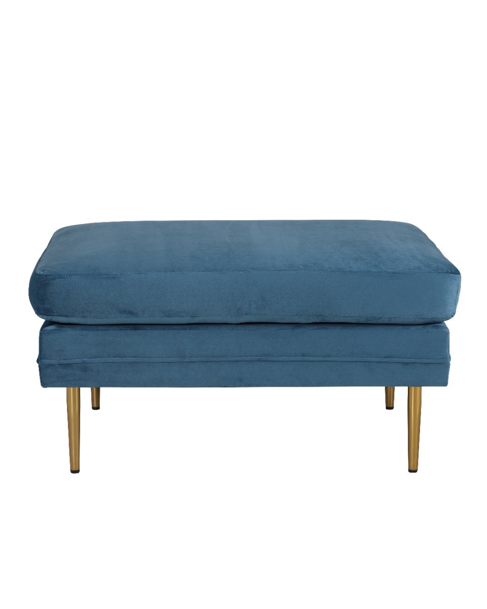 Blå sittpuff Mistfall i sammet med smala mässingsfärgade metallben i modernt vardagsrum