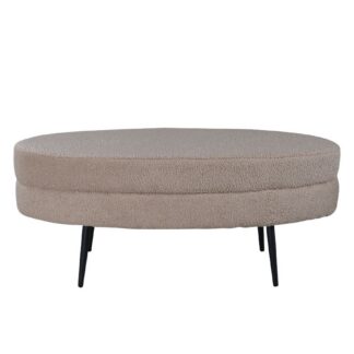 Oval beige sittpuff klädd i mjukt teddytyg med avsmalnande form