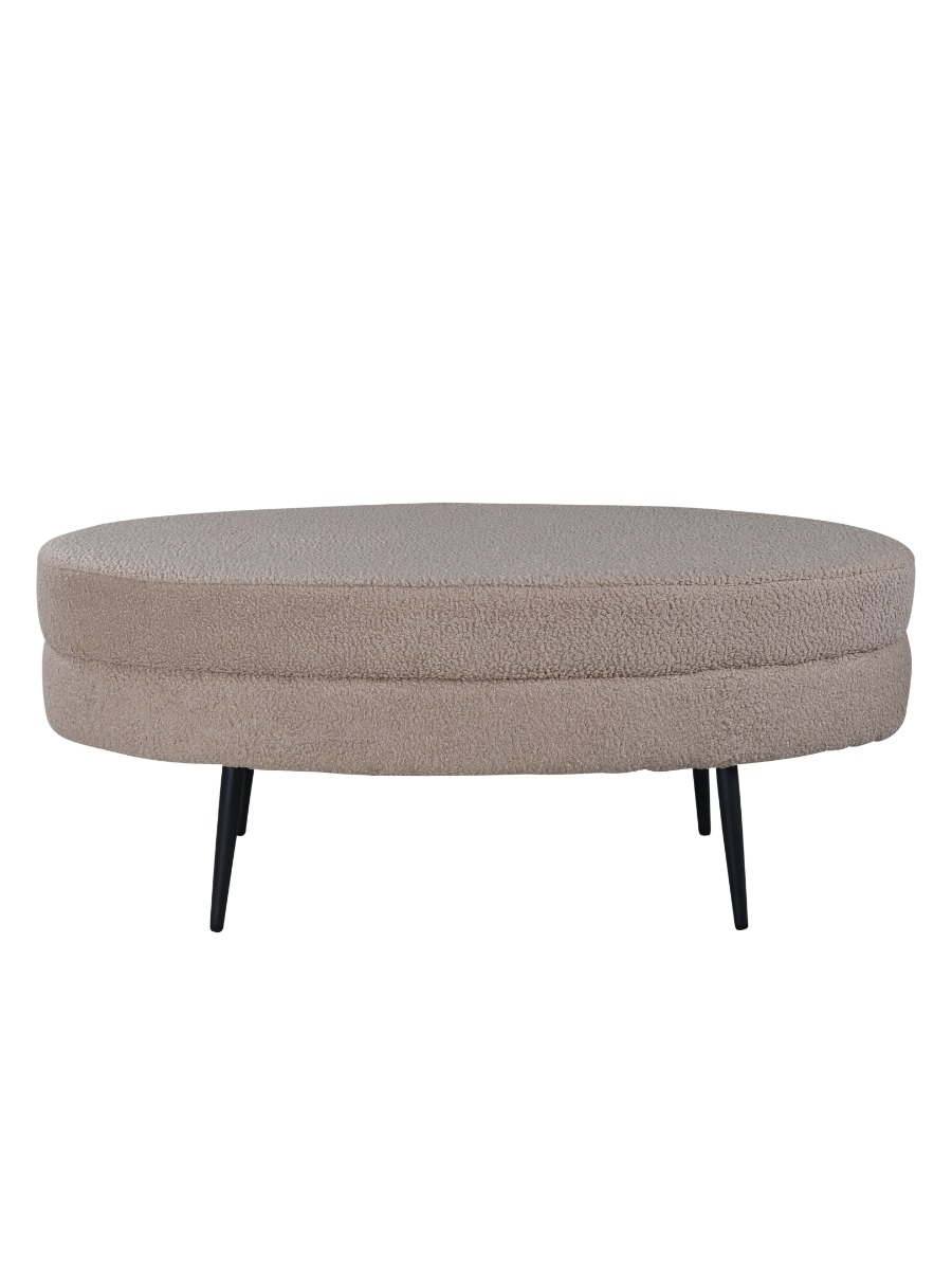 Oval beige sittpuff klädd i mjukt teddytyg med avsmalnande form