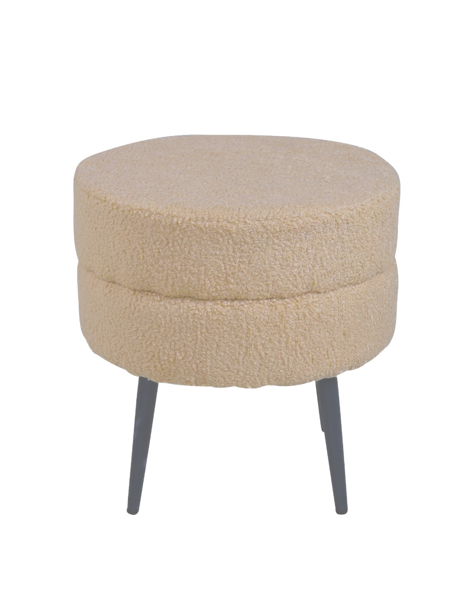 Rund beige sittpuff i mjukt teddytyg med svarta stålfötter på trägolv